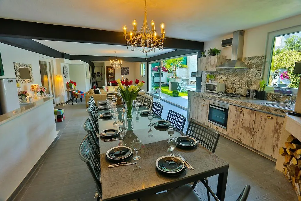 ***Green Dream***- Villa In Split 0*,